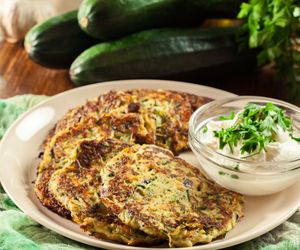 Pieczone placki z cukinii: chrupiący i pyszny pomysł na obiad lub przekąskę