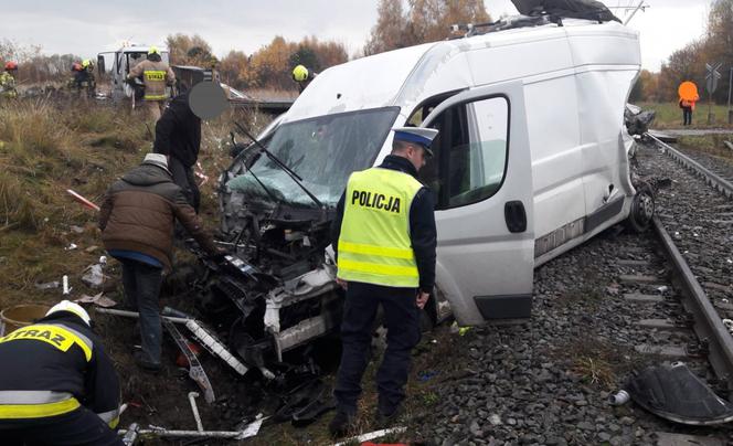 Groźny wypadek na torach w Grześce. Z busa nic nie zostało...