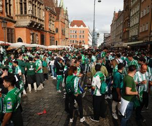 Kibice opanowali Wrocław. Tak wygląda stolica Dolnego Śląska w dniu finału Ligi Konferencji