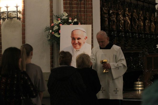 Msza święta w Warszawie za zmarłego papieża Franciszka. Archidiecezja warszawska podała nową datę