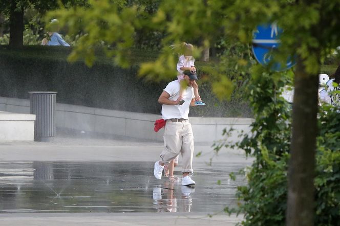 Maciej Pela z córeczkami nad Wisłą