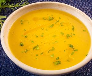 Ta zupa to absolutny hit późnego lata. Nie wyobrażam sobie ciepłych dni bez niej