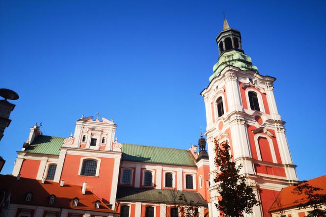 Błękitne niebo nad różowym Placem Kolegiackim