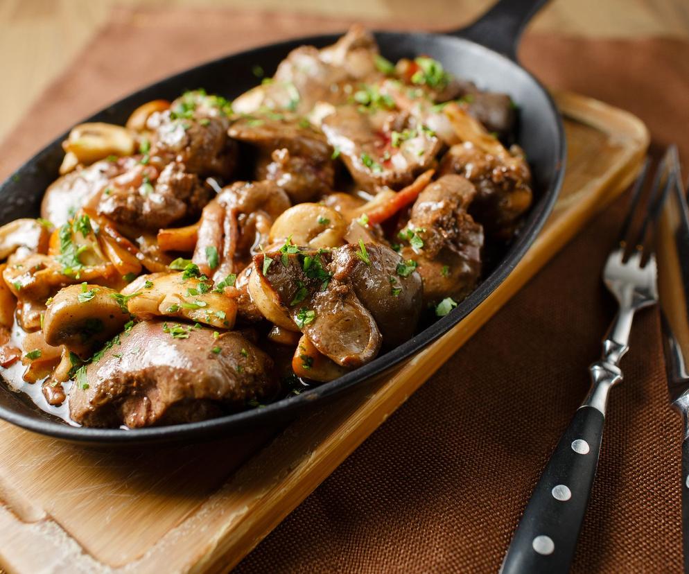 Jak zrobić wątróbkę z kurczaka? Z boczkiem, pieczarkami i cebulą!