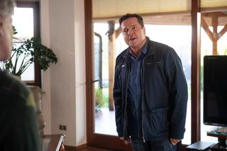 Na Wspólnej odc. 2824  opis, streszczenie: Michał odkrywa, że rodzice Kingi nasłali na niego detektywa