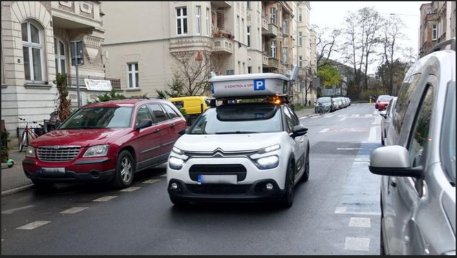 Pojazdy parkujące na chodniku 