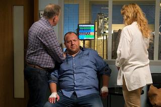 M jak miłość odc. 1763. Tadeusz (Bartłomiej Nowosielski), Staszek (Sławomir Holland), Krystyna (Dorota Chotecka-Pazura)