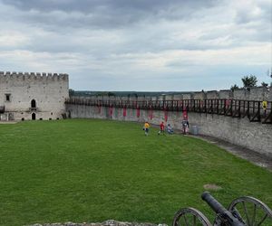 Patryk Jaki na zamku z rodziną
