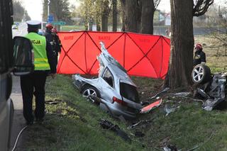 Razem się urodzili i razem zginęli. Audi bliźniaków roztrzaskało się o przydrożne drzewo 