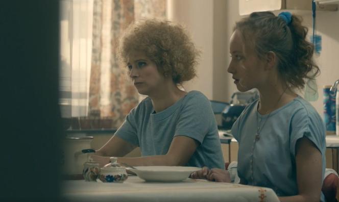 Stulecie Winnych 4 odc. 52. Basia (Kamila Bujalska), Julia "Jula" (Maja Kowalska)