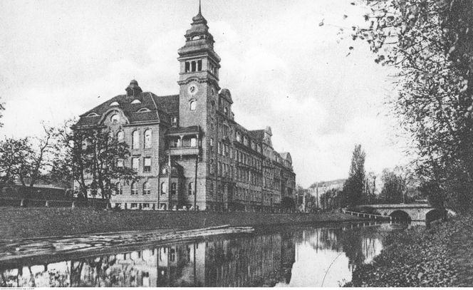 Tak wyglądały bydgoskie szkoły ponad 100 lat temu. Na archiwalnych zdjęciach widać uczniów uczących się pisać na maszynach, szkolne gabinety lekarskie