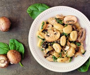 Kluski w sosie szpinakowo-pieczarkowym z kurczakiem