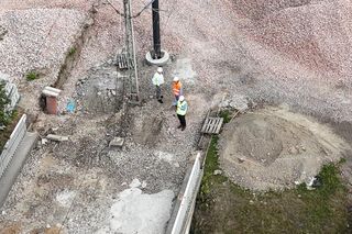 Śmiertelnie niebezpieczne znalezisko na budowie. Wstrzymany ruch pociągów i autobusów