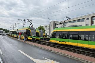 Poznań, ulica Jana Pawła II: samochód w torowisku