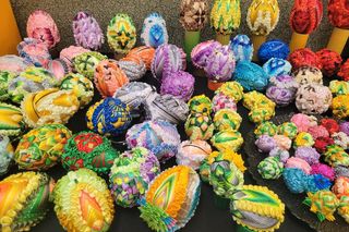 Pani Grażynka sprzedaje dekoracje wielkanocne