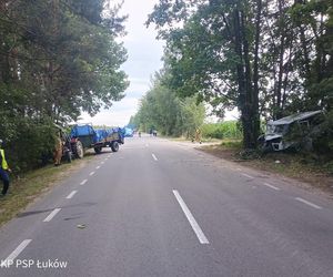 Bus rozbił się na drzewie. Wielu poszkodowanych, śmigłowiec LPR w akcji