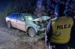 Rozbity volkswagen porzucony na drodze. Policja szuka uciekiniera!