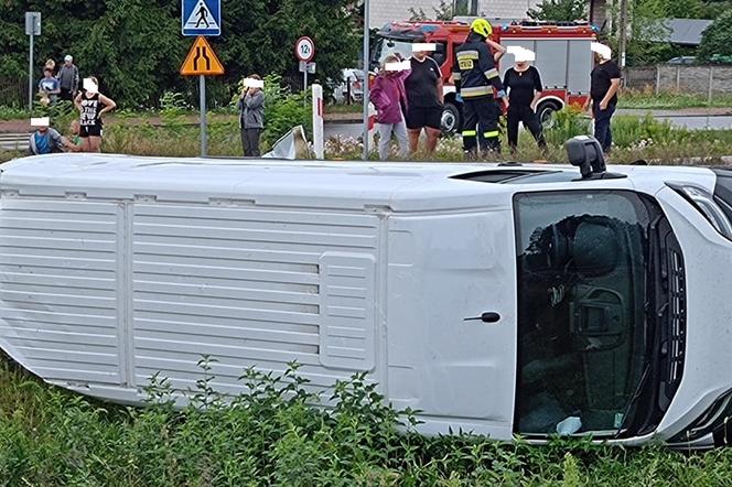 Na przejeździe kolejowym w Wąchocku pociąg uderzył w busa