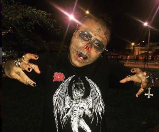 Mężczyzna usunął nos i uszy, aby wyglądać jak "żywy trup"