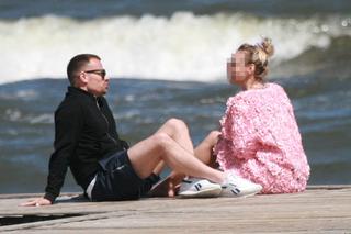 Marcin Hakiel z ukochaną nad morzem