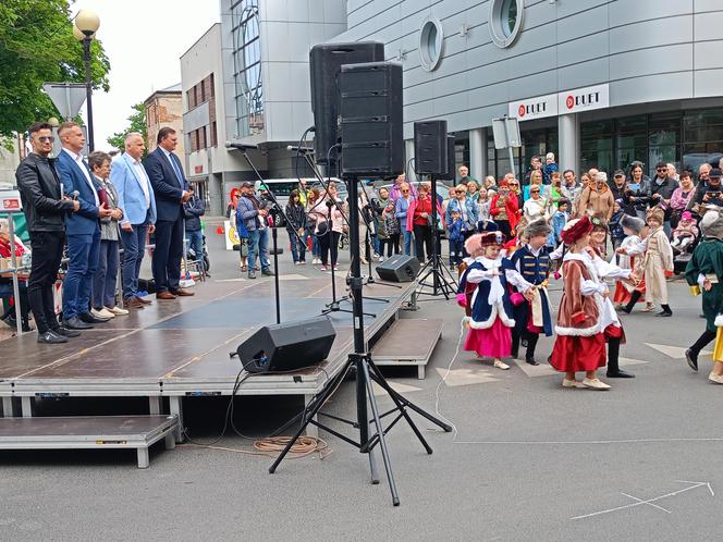 Podczas Jarmarku św. Stanisława nie zabrakło pokazów tańców ludowych 