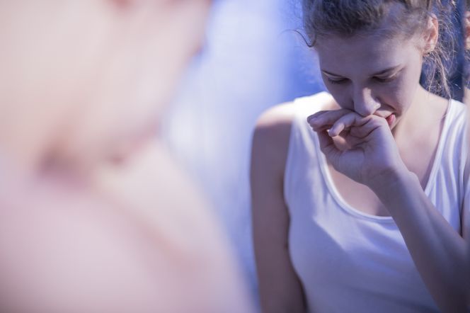 Młoda kobieta cierpiąca na zaburzenie odżywiania