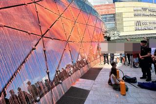 Ostatnie Pokolenie oblało farbą Złote Tarasy w Warszawie. „Co powiemy naszym dzieciom?” 