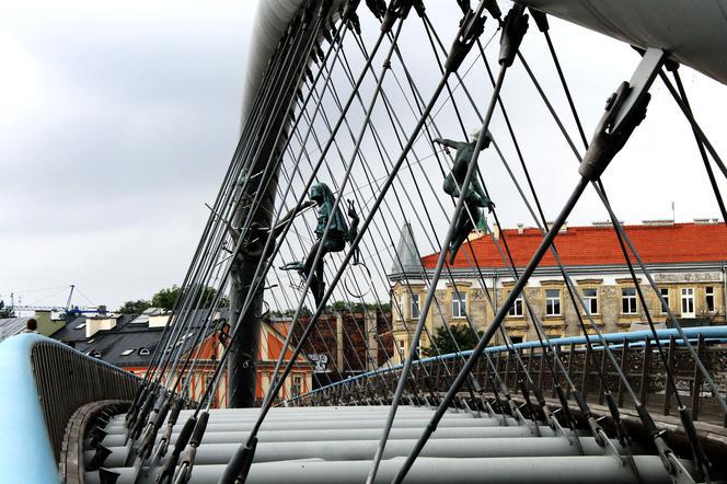 Balansujące rzeźby znikną z Kładki Bernatka