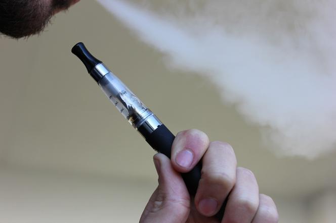 E-papierosy: 500 zł mandatu za palenie w miejscach publicznych [ZMIANA PRZEPISÓW]
