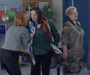 M jak miłość, po wakacjach. Krysia (Hanna Mikuć), pani Ola (Ewa Kolasińska)