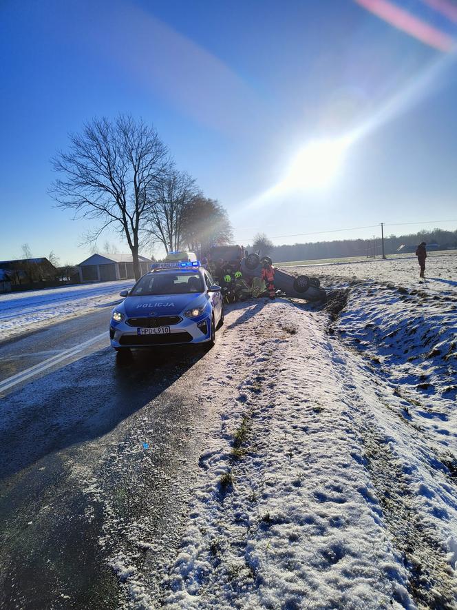 Dachowanie na drodze w pow. lubartowskim. Jedna osoba trafiła do szpitala. Zobacz