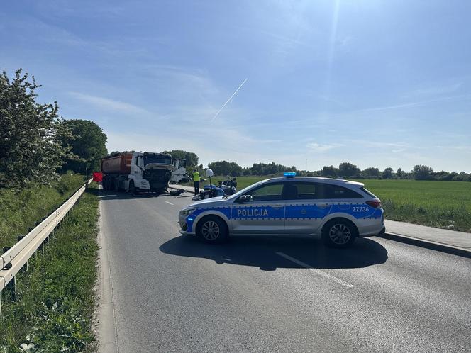 Potworny wypadek w Brwinowie. Czołowe zderzenie ciężarówki z BMW. Lekarze kilkadziesiąt minut walczyli o życie kierowcy