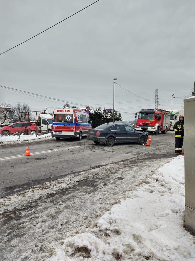 Potężna KRAKSA na ulicy Nawojowskiej w Nowym Sączu. Dwie osoby trafiły do szpitala