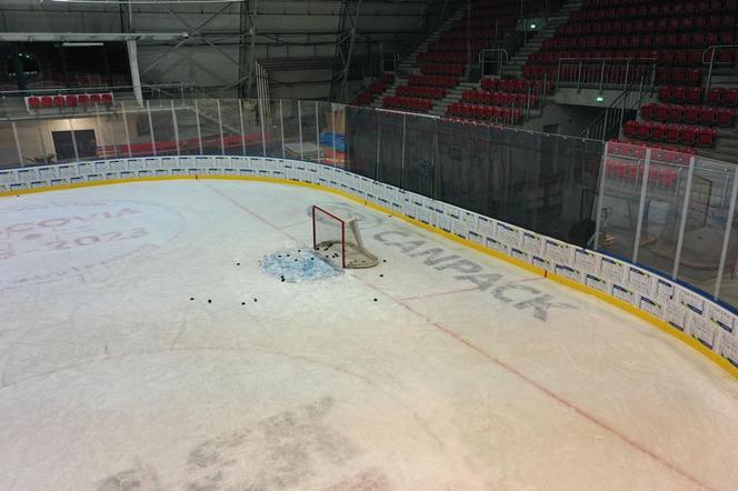 Lodowisko przy Siedleckiego już po remoncie. Nowe bandy, boksy i bramki 