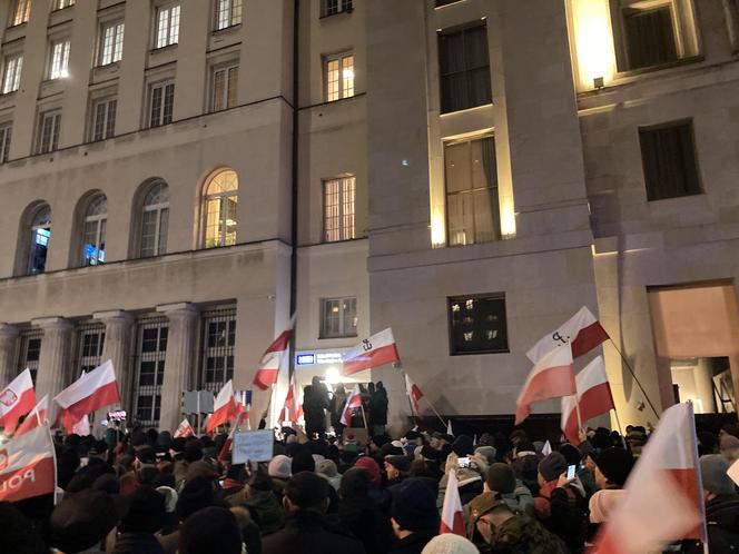 Przed siedzibą TVP odbył się protest. Uczestnicy skandowali "Wolne media!"