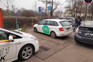 Stłuczka przerodziła się w sceny z filmu. Naćpany kierowca Bolta w kajdankach, jego koledzy uciekli