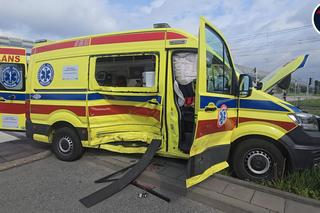 Karetka zderzyła się z osobówką. Ranna kobieta w szpitalu