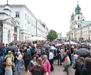 Protest studentów pod bramą Uniwersytetu Warszawskiego 