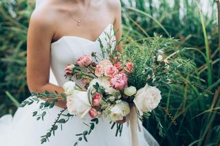 Najpiękniejsze kwiaty do bukietów ślubnych - co jest teraz modne? Róże, hortensje, a może frezje? 