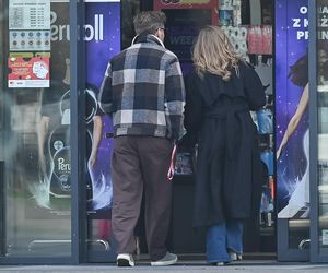 Agnieszka Kaczorowska siedzi i pachnie, a Rogacewicz wynosi śmieci i je kanapke poza autem... Fajna para?