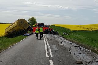 Tragiczny wypadek pod Wągrowcem! Nie żyją dwie osoby, w tym dziecko [ZDJĘCIA]