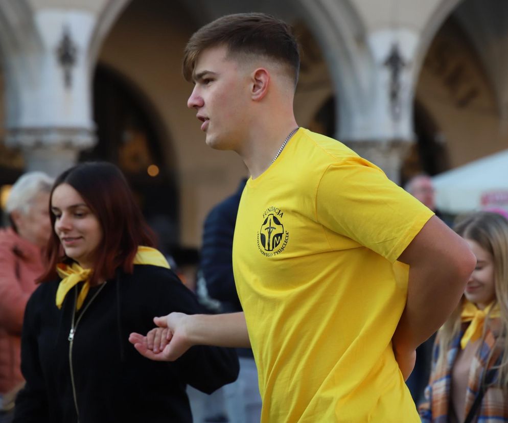 Stypendyści Fundacji Dzieło Nowego Tysiąclecia odtańczyli belgijkę na krakowskim Rynku