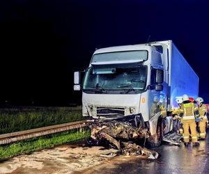 Śmiertelny wypadek pod Kutnem. 28-latek z BMW zderzył się z dwoma pojazdami [ZDJĘCIA].