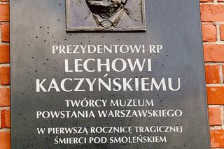 Tablica Lecha Kaczyńskiego w Muzeum Powstania