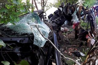 Łódź. Koszmarny wypadek 28-latka na ul. Frezjowej. Z BMW nic nie zostało 