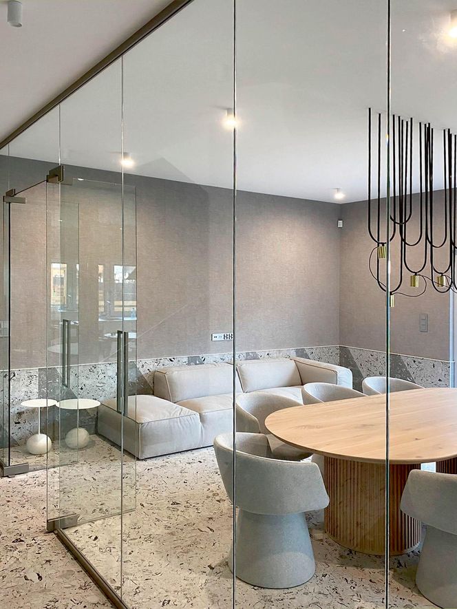 Szklane przegrody we wnętrzach