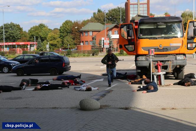 Efektowne ćwiczenia policjantów Warszawie. Było strzelanie, wybuchy i walka z terrorystami