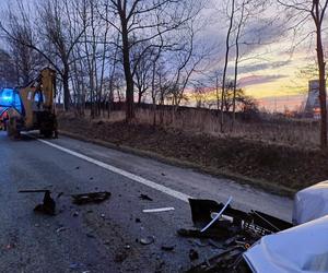 Wypadek na DK 81 w Łaziskach. Auto zderzyło się z koparką