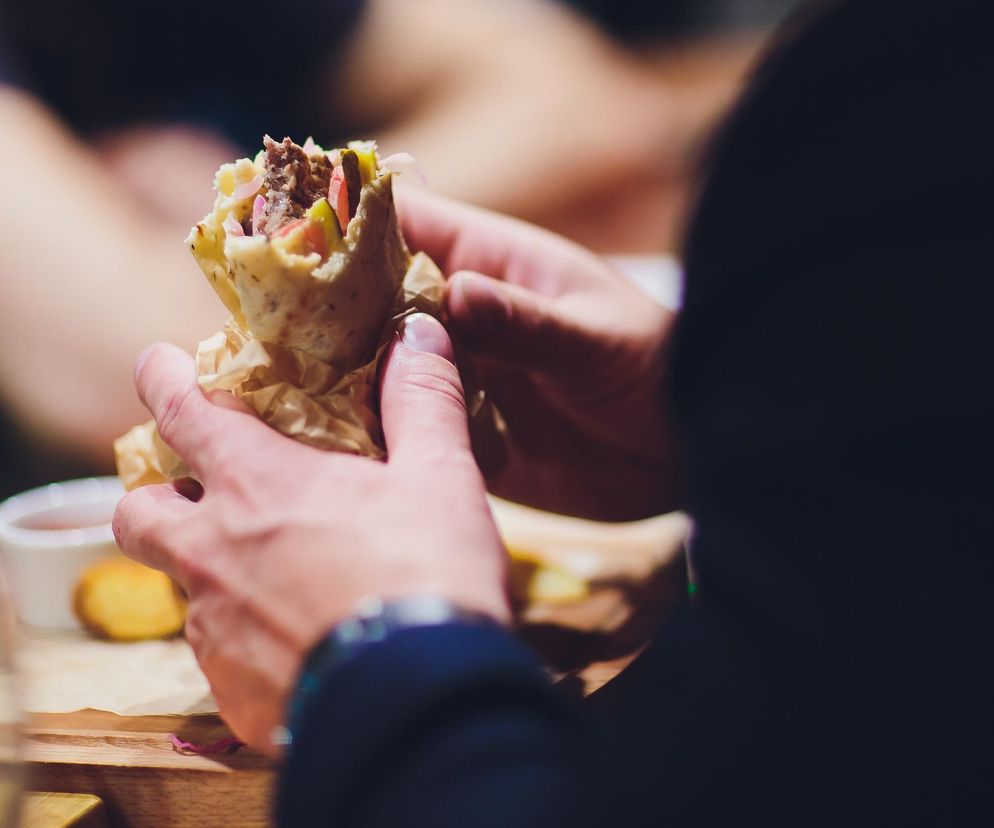 Jedna osoba zmarła, a 27 zachorowało po zjedzeniu kebaba. Wszystkiemu winne mięso z Polski?