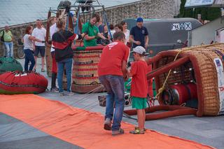 Balony gotowe do startu. Nocny pokaz przed Centrum Spotkania Kultur